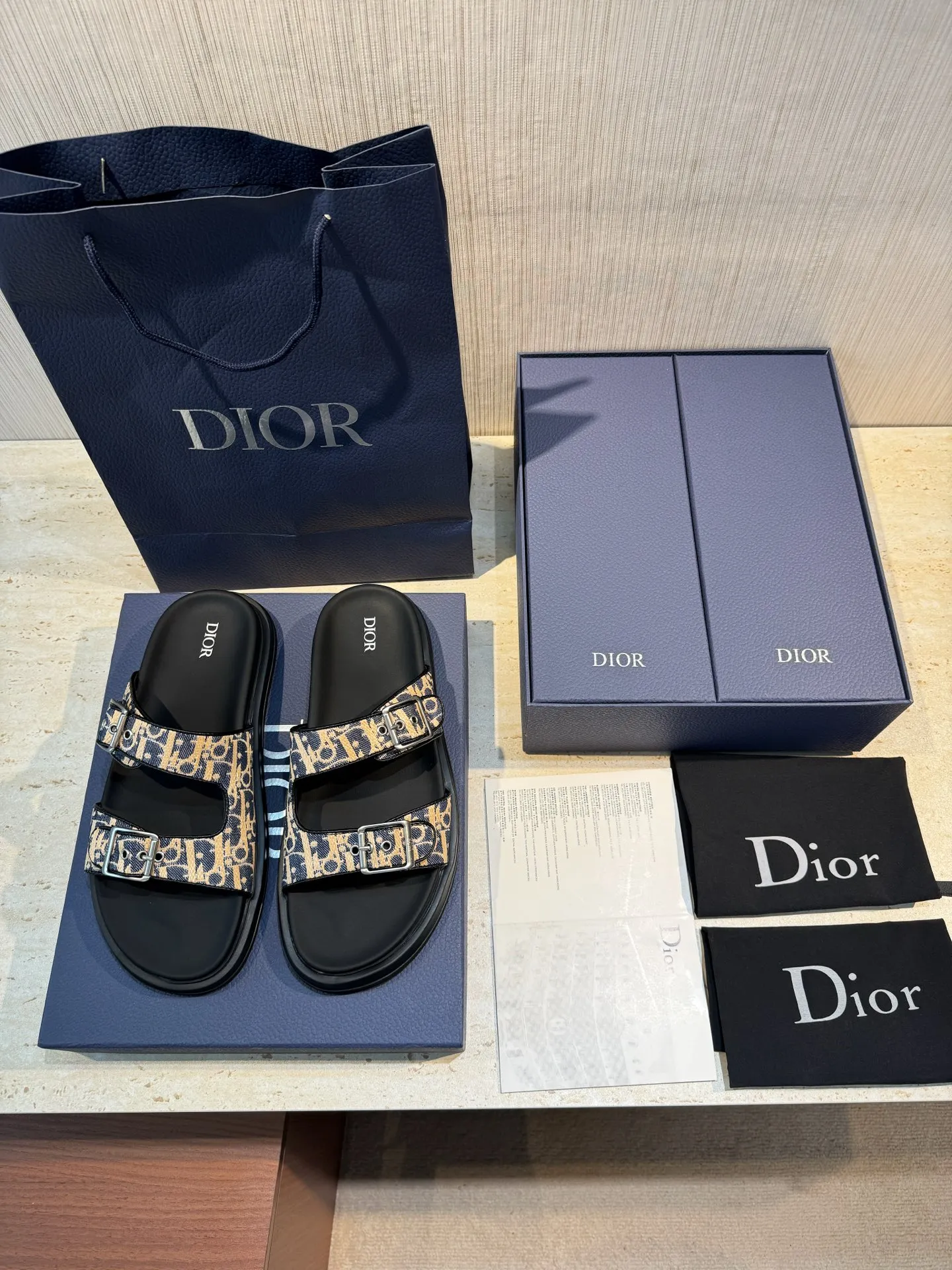 Factory price: 320💰Djia Aqua men's slippers and sandals, Dior's Aqua sandals are elegant and casual. The cross-strap design is reinterpreted in CD Diamond canvas, inspired by the brand's archives. Finished with a branded logo and tonal notch sole, they can be worn easily with shorts or jeans for a sophisticated look. Size:39-44(38 45 customized)